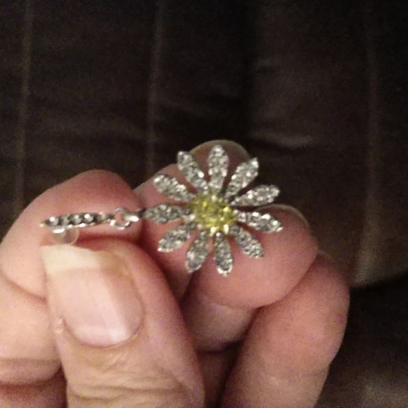 Jewelry - Beautiful Daisy Dangle Drop Earrings Bling Silver-tone Yellow Rhinestone Flower